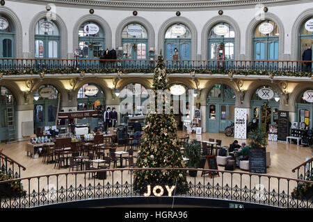 02/12/16, Leeds, Royaume-Uni. un arbre de Noël et décorations festives ornent la corn exchange à Leeds, West Yorkshire. que décembre arrive dans uk les consommateurs sont Banque D'Images