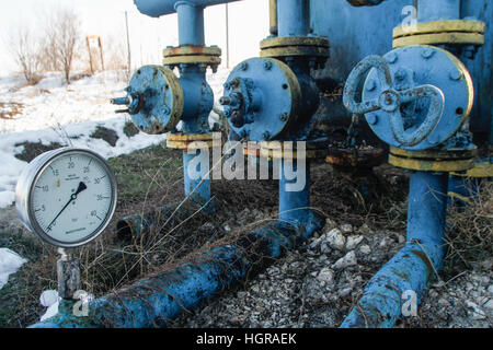 Bucarest, Roumanie, 30 Décembre 2012 : l'équipement de gaz naturel ou de pétrole avec de nombreux pipelines, les soupapes, les connecteurs du panneau, et les moteurs sont vus sur un champ outski Banque D'Images