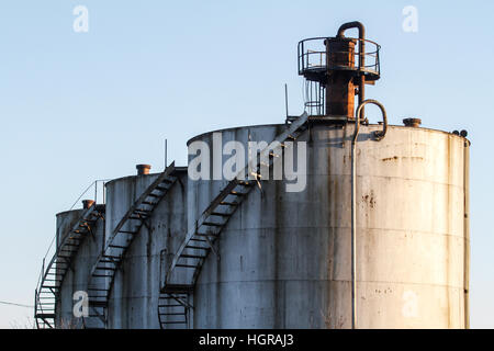 Bucarest, Roumanie, 30 Décembre 2012 : Réservoirs de stockage à une raffinerie de pétrole sont vus sur un champ périphérie de Bucarest. Banque D'Images