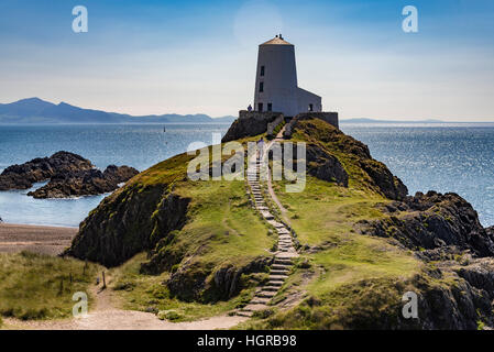 L'île Llanddwyn (Ynys Llanddwyn). Anglesey au nord du Pays de Galles. Tŵr Mawr phare a été calquée sur les moulins à vent d'Anglesey, a été construite en 1845. Banque D'Images