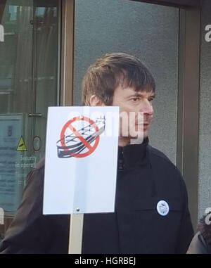 Ian Rankin rejoint les militants comme ils protestent contre le projet de bateau à bateau transferts d'huile dans le Moray Firth, en dehors du parlement écossais à Édimbourg. Banque D'Images