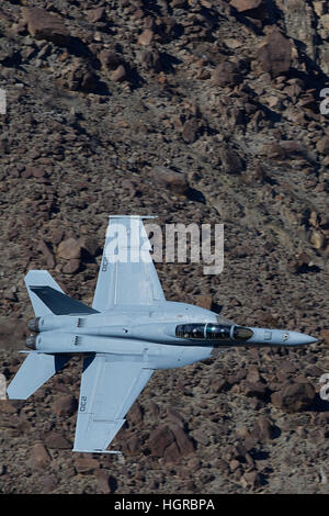 US Navy Super Hornet, F-18F, voler dans un canyon désert dans Death Valley National Park, en Californie. Banque D'Images