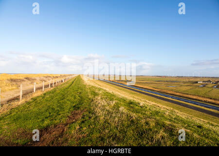 Paysage de dunes, Nordseedeich Hondsbossche Zeewering,, entre les villages de Camperduin et Petten, dans Nordholland, 8 km de long avec une digue de 250 mètres, Banque D'Images