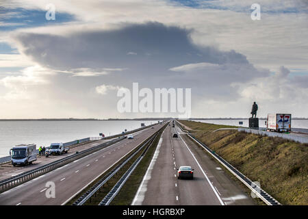 La digue, final, un 32-Afsluitdijk kilomètre séparant la digue de l'IJsselmeer Zuidersee, Wattenmeer, Autobahn 7, Banque D'Images