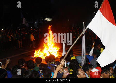 Le centre de Jakarta, Indonésie. 12 Jan, 2017. Des centaines d'étudiants indonésiens ont organisé une manifestation contre le gouvernement à Medan Merdeka street, à une centaine de mètres du palais présidentiel de l'Indonésie, Jakarta. Ils ont demandé au gouvernement d'annuler les politiques qui soulèvent la classe tarifaire de l'électricité de 900 V, le prix du carburant non subventionnés, et la hausse des coûts de l'entretien des documents du véhicule, qui a considéré que va faire le peuple misérable, en raison de l'augmentation de ces coûts pourrait déclencher une hausse des prix des produits de première nécessité. Credit : PACIFIC PRESS/Alamy Live News Banque D'Images