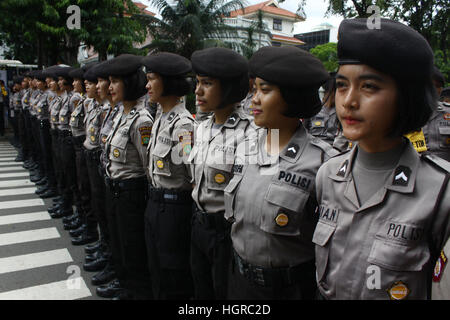 Le centre de Jakarta, Indonésie. 12 Jan, 2017. Au cours de la police montent la garde à l'étudiants indonésiens protester contre de Medan Merdeka street, à une centaine de mètres du palais présidentiel de l'Indonésie, Jakarta. Ils ont demandé au gouvernement d'annuler les politiques qui soulèvent la classe tarifaire de l'électricité de 900 V, le prix du carburant non subventionnés, et la hausse des coûts de l'entretien des documents du véhicule, qui a considéré que va faire le peuple misérable, en raison de l'augmentation de ces coûts pourrait déclencher une hausse des prix des produits de première nécessité. Credit : PACIFIC PRESS/Alamy Live News Banque D'Images