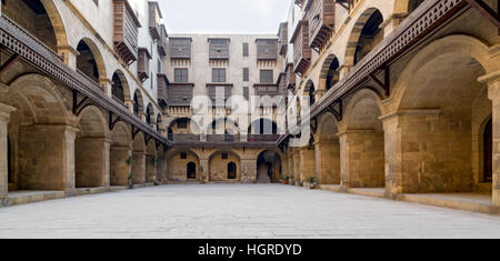 Façade de Wikala (caravansérail) de Bazaraa, avec arcades voûtées et des fenêtres couvertes par des grilles en bois entrelacé (moucharabieh contemporain) Banque D'Images