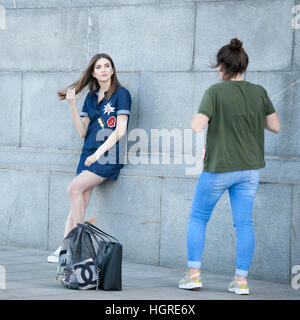 Moscou, Russie - le 23 juin 2016 : Deux amis marchant ensemble et prendre des photos de l'autre Banque D'Images