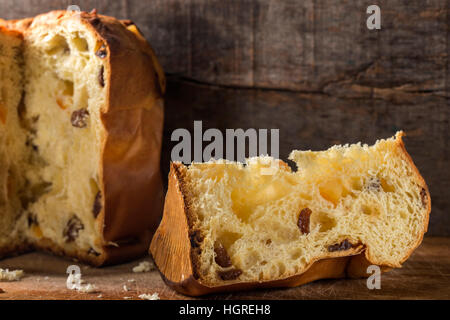 Tranche de panettone sur table en bois rustique Banque D'Images