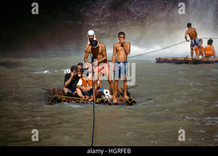 Touristes sur radeau fait de billes allant sous Waterfall, Pagsanjan, Philippines Banque D'Images