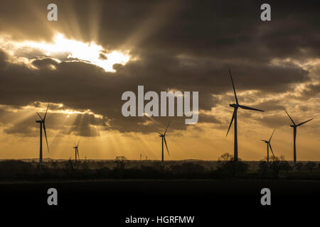 Une image paysage des éoliennes au coucher du soleil Banque D'Images