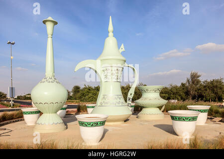 Le café arabe traditionnel pot dans un rond-point à Al Ain. Émirat d'Abu Dhabi, Émirats Arabes Unis Banque D'Images
