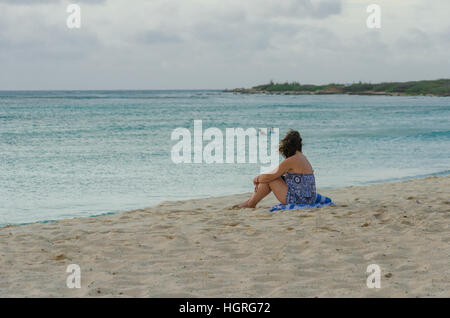 Aruba, Antilles - le 25 septembre 2012 : Touristique bénéficiant d'une vue magnifique sur la plage d'Arashi à Aruba, une île paradisiaque des Caraïbes Banque D'Images