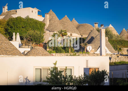 La belle Trulli d'Alberobello ont été désignés comme site du patrimoine mondial de l'UNESCO depuis 1996. Banque D'Images