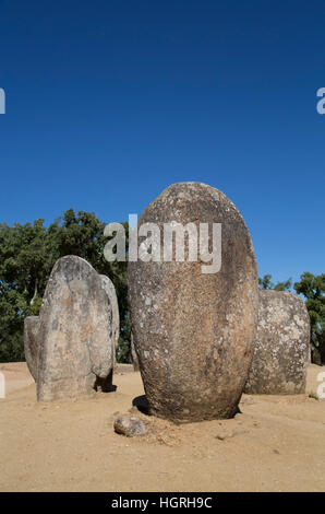 Les cercles de pierres mégalithiques, de 5000 à 4000 avant J.-C., Almendres Cromlech, près d'Evora, Portugal Banque D'Images