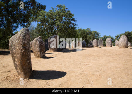 Les cercles de pierres mégalithiques, de 5000 à 4000 avant J.-C., Almendres Cromlech, près d'Evora, Portugal Banque D'Images