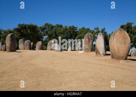 Les cercles de pierres mégalithiques, de 5000 à 4000 avant J.-C., Almendres Cromlech, près d'Evora, Portugal Banque D'Images