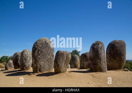 Les cercles de pierres mégalithiques, de 5000 à 4000 avant J.-C., Almendres Cromlech, près d'Evora, Portugal Banque D'Images