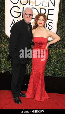 Los Angeles, Californie, USA. 8 janvier, 2017. 8 janvier 2017 - Los Angeles California USA - l'Acteur MALCOLM MCDOWELL, l'actrice Bernadette Peters à la 74e Golden Globe Awards - Arrivals tenue à l'hôtel Beverly Hilton de Los Angeles, CA © Paul Fenton/ZUMA/Alamy Fil Live News Banque D'Images