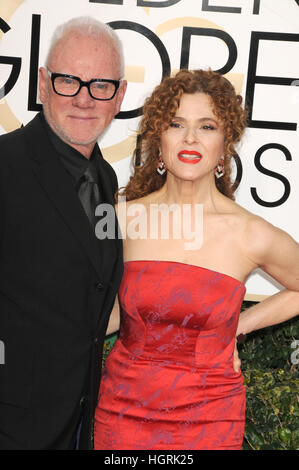 Los Angeles, Californie, USA. 8 janvier, 2017. 8 janvier 2017 - Los Angeles California USA - l'Acteur MALCOLM MCDOWELL, l'actrice Bernadette Peters à la 74e Golden Globe Awards - Arrivals tenue à l'hôtel Beverly Hilton de Los Angeles, CA © Paul Fenton/ZUMA/Alamy Fil Live News Banque D'Images