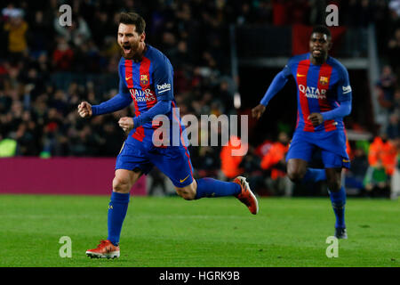 Barcelone, Espagne. Jan 11, 2017. Lionel Messi de Barcelone (L) célèbre après avoir marqué en Espagne durant la Coupe du Roi match de football FC Barcelone contre l'Athletic de Bilbao au Camp Nou à Barcelone, Espagne, 11 janvier 2017. Barcelone a gagné 3-1. © Pau Barrena/Xinhua/Alamy Live News Banque D'Images