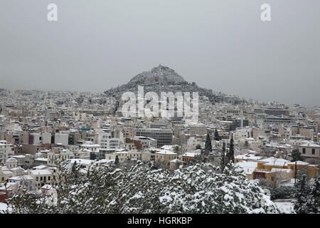 Athènes. 10 janvier, 2017. Photo prise le 10 janvier 2017 indique la ville d'Athènes de la Grèce dans la neige. Le Lefteris © Partsalis/Xinhua/Alamy Live News Banque D'Images