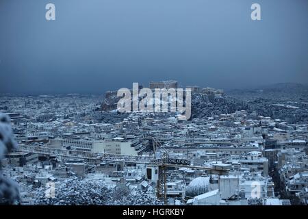 Athènes. 10 janvier, 2017. Photo prise le 10 janvier 2017 indique la ville d'Athènes de la Grèce dans la neige. Le Lefteris © Partsalis/Xinhua/Alamy Live News Banque D'Images