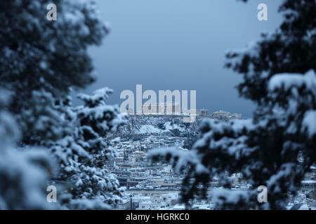 Athènes. 10 janvier, 2017. Photo prise le 10 janvier 2017 indique la ville d'Athènes de la Grèce dans la neige. Le Lefteris © Partsalis/Xinhua/Alamy Live News Banque D'Images