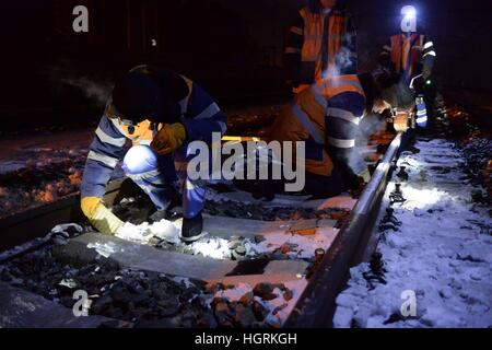 Harbin, Chine. 12 Jan, 2017. Poseurs de Harbin Railway Bureau réparer la piste à Harbin, Heilongjiang Province du nord-est de la Chine le 12 janvier, 2017. La température la plus basse dans la région de Harbin a chuté à moins 20 degrés Celsius, le jeudi. Comme le froid peut provoquer des effets physiques subtiles sur les chemins de fer à grande vitesse Harbin-Dalian, les travailleurs ont d'examiner l'équipement de la voie entre 0 h 30 et 4 h 30 pour assurer le bon fonctionnement. © Wang Kai/Xinhua/Alamy Live News Banque D'Images