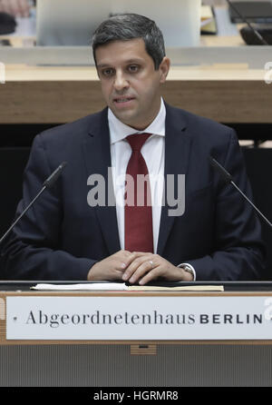 Berlin, Allemagne. 12 Jan, 2017. Chef de groupe parlementaire SPD Raed Saleh s'exprimant lors d'une session de la Chambre des Représentants de Berlin à Berlin, Allemagne, 12 janvier 2017. Dpa : Crédit photo alliance/Alamy Live News Banque D'Images