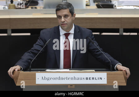 Berlin, Allemagne. 12 Jan, 2017. Chef de groupe parlementaire SPD Raed Saleh s'exprimant lors d'une session de la Chambre des Représentants de Berlin à Berlin, Allemagne, 12 janvier 2017. Dpa : Crédit photo alliance/Alamy Live News Banque D'Images