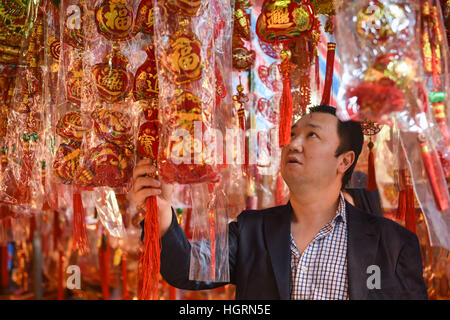 Taipei, Taiwan. 12 Jan, 2017. Le citoyen choisit une nouvelle année biens dans un marché à Taipei, Taiwan, du sud-est de la Chine, 12 janvier 2017. Comme le festival de printemps est à venir, les marchés à Taipei entre la haute saison et a attiré beaucoup de citoyens. © Ou Dongqu/Xinhua/Alamy Live News Banque D'Images