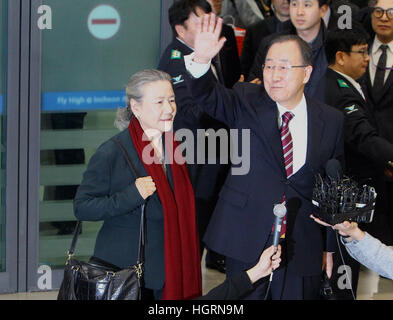 Incheon, Corée du Sud. 12 Jan, 2017. Ban Ki Moon (2L, à l'avant), ancien Secrétaire général de l'ONU, arrive à l'Aéroport International d'Incheon en Corée du Sud, Corée du Sud, le 12 janvier 2017. L'ancien secrétaire général des Nations Unies Ban Ki-moon le jeudi bien essayé de montrer son peuple de l'identité en tant qu'il retourne dans son pays, la Corée du Sud, après la fin de ses 10 années d'ancienneté dans le haut un post. © Lee Sang-ho/Xinhua/Alamy Live News Banque D'Images