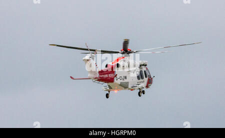 Beachy Head, East Sussex, Royaume-Uni. 12 Jan, 2017. Un hélicoptère de la Garde côtière canadienne aide à la recherche d'une personne soupçonnée d'avoir tombé de la Falaise près de Belle Toute phare, après une moto abandonnée et les vêtements ont été trouvés. Un cadavre a été récupéré à partir de la plage ci-dessous à ce fameux spot du suicide sur la côte sud de l'Angleterre.En mai 2017, le coroner Alan Cruze a constaté que la victime avait pris Ashleigh Connor Martin sa propre vie. Crédit : © Alan Fraser/Alamy Live News Banque D'Images