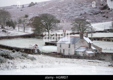 Flintshire, Pays de Galles, Royaume-Uni. 12 Jan, 2017. Pour la neige jaune d'avertissement émis pour le Nord du Pays de Galles dont Flintshire. Comme prévu la neige commence à tomber plus tard dans l'après-midi les contreforts de Flintshire. Un chalet dans le village de Rhes-y-cae entouré de champs couverts de neige © DGDImages/Alamy Live News Banque D'Images