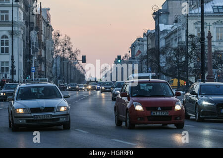 Varsovie, Pologne. Jan 11, 2017. Voitures en ligne sur l'Aleje Ujazdowskie street sont vus à Varsovie, capitale de la Pologne le 11 janvier 2017. La capitale polonaise a offert la gratuité des transports publics pour encourager les résidents à laisser leur voiture à la maison et cesser de cotiser à un des pires smogs © Michal Fludra/Alamy Live News Banque D'Images