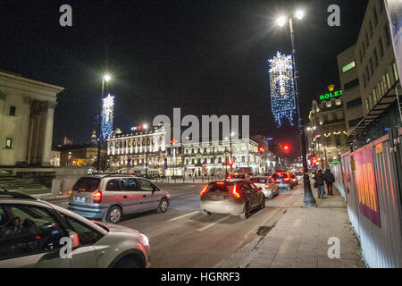 Varsovie, Pologne. Jan 11, 2017. Voitures en ligne sur l'Aleje Ujazdowskie street sont vus à Varsovie, capitale de la Pologne le 11 janvier 2017. La capitale polonaise a offert la gratuité des transports publics pour encourager les résidents à laisser leur voiture à la maison et cesser de cotiser à un des pires smogs © Michal Fludra/Alamy Live News Banque D'Images