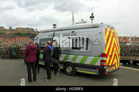 Whitby, UK. 12 janvier 2017. L'unité de commandement à Whitby 12.1.17 avec la possibilité d'une marée haute et à terre les vents de l'est l'Agence de l'Environnement ont émis un avertissement d'inondation pour Whitby Harbour et de la rivière Esk pour vendredi le 13 janvier 2017. Leur unité de commandement a été à côté du port de New Quay Road : informer les gens de ce qui pourrait arriver © Colin Wareing/Alamy Live News Banque D'Images