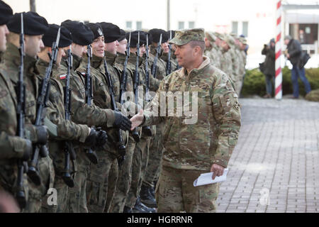 Olszyna, Pologne 12 Jan, 2017 soldats américains sont présentées au cours d'une cérémonie d'accueil à la frontière germano-polonaise en Olszyna, Pologne le 12 janvier 2016. Les troupes américaines sont en cours de déploiement en Pologne dans le cadre de l'opération Atlantic résoudre. Armoured Brigade comptant autour de 4 500 soldats seront déployés principalement dans l'ouest de la Pologne, mais effectuer des exercices dans tout le pays. Krzysztof Kaniewski/Alamy Live News Banque D'Images