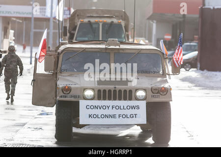 Olszyna, Pologne 12 Jan, 2017 soldats américains sont présentées au cours d'une cérémonie d'accueil à la frontière germano-polonaise en Olszyna, Pologne le 12 janvier 2016. Les troupes américaines sont en cours de déploiement en Pologne dans le cadre de l'opération Atlantic résoudre. Armoured Brigade comptant autour de 4 500 soldats seront déployés principalement dans l'ouest de la Pologne, mais effectuer des exercices dans tout le pays. Krzysztof Kaniewski/Alamy Live News Banque D'Images