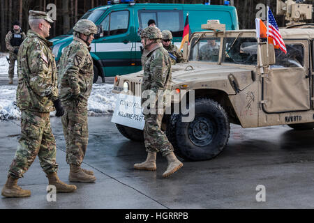 Olszyna, Pologne 12 Jan, 2017 soldats américains sont présentées au cours d'une cérémonie d'accueil à la frontière germano-polonaise en Olszyna, Pologne le 12 janvier 2016. Les troupes américaines sont en cours de déploiement en Pologne dans le cadre de l'opération Atlantic résoudre. Armoured Brigade comptant autour de 4 500 soldats seront déployés principalement dans l'ouest de la Pologne, mais effectuer des exercices dans tout le pays. Krzysztof Kaniewski/Alamy Live News Banque D'Images