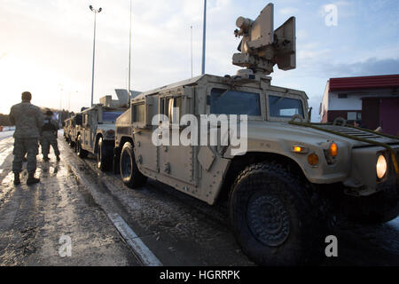 Olszyna, Pologne 12 Jan, 2017 soldats américains sont présentées au cours d'une cérémonie d'accueil à la frontière germano-polonaise en Olszyna, Pologne le 12 janvier 2016. Les troupes américaines sont en cours de déploiement en Pologne dans le cadre de l'opération Atlantic résoudre. Armoured Brigade comptant autour de 4 500 soldats seront déployés principalement dans l'ouest de la Pologne, mais effectuer des exercices dans tout le pays. Krzysztof Kaniewski/Alamy Live News Banque D'Images