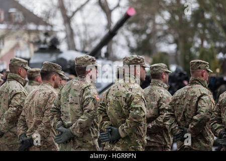 Olszyna, Pologne 12 Jan, 2017 soldats américains sont présentées au cours d'une cérémonie d'accueil à la frontière germano-polonaise en Olszyna, Pologne le 12 janvier 2016. Les troupes américaines sont en cours de déploiement en Pologne dans le cadre de l'opération Atlantic résoudre. Armoured Brigade comptant autour de 4 500 soldats seront déployés principalement dans l'ouest de la Pologne, mais effectuer des exercices dans tout le pays. Krzysztof Kaniewski/Alamy Live News Banque D'Images