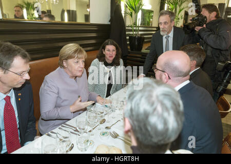 Bruxelles, Belgique. 12 Jan, 2017. La chancelière allemande Angela Merkel (CDU) avec le Premier ministre belge Charles Michel (R) dans la Taverne du passage à Bruxelles, Belgique, 12 janvier 2017. Photo : Thierry Monasse/dpa/Alamy Live News Banque D'Images