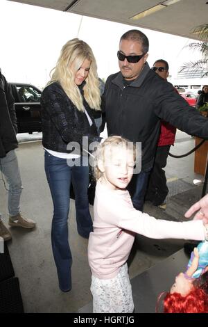 Los Angeles, CA, USA. 12 Jan, 2017. Jessica Simpson et Eric Johnson vu avec leurs enfants, Maxwell et Ace à l'aéroport de LAX le 12 janvier, 2017. © John Misa/media/Alamy Punch Live News Banque D'Images