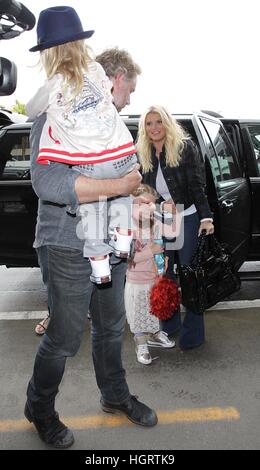 Los Angeles, CA, USA. 12 Jan, 2017. Jessica Simpson et Eric Johnson vu avec leurs enfants, Maxwell et Ace à l'aéroport de LAX le 12 janvier, 2017. © John Misa/media/Alamy Punch Live News Banque D'Images