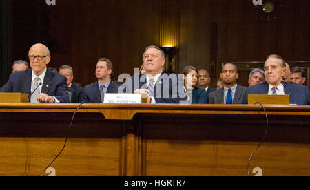 Washington DC, USA. 12 janvier 2017. Représentant des États-Unis Mike Pompeo (républicain du Kansas), centre, est introduit pour le Senate Select Committee on Intelligence par nous le sénateur Pat Roberts (républicain du Kansas), à gauche, et l'ex-chef de la majorité au Sénat Bob Dole (républicain du Kansas) au cours d'une audience de confirmation sur sa nomination au poste de directeur de la Central Intelligence Agency (CIA) sur la colline du Capitole à Washington, DC le Jeudi, Janvier 12, 2017. Credit : MediaPunch Inc/Alamy Live News Banque D'Images