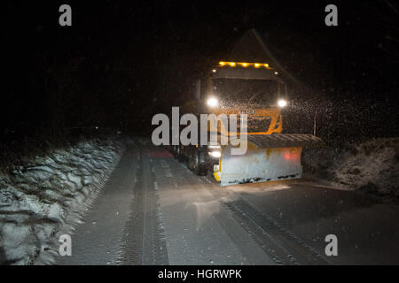 Le sablage des saleuses du conseil des routes couvertes de neige dans Ceredigion, pays de Galles Banque D'Images
