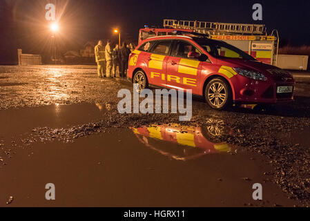 L'Essex, Royaume-Uni. 13 Jan, 2017. Les membres des services de secours sont prêts dans un composé de fortune à la périphérie de Jaywick dans l'Essex, dans les premières heures du vendredi 13. La Police d'Essex ont conseillé les résidents qu'un plan d'évacuation complète sera mise en œuvre à partir de 7h le vendredi matin, 13 janvier, en raison du risque d'inondations dues à la marée haute et une marée de tempête en mer du Nord. Crédit : Gary Eason/Alamy Live News Banque D'Images