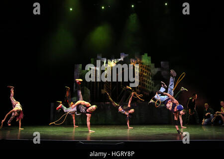 Sydney, Australie. 13 janvier 2017. En Marche du 12 au 22 janvier, Circus City est une célébration dynamique de cirque au Prince Alfred et théâtres du Riverside Square Park à Parramatta pour le Festival de Sydney. Sur la photo : exclusive australienne de 'iD' par le Cirque Éloize, Canada, un mélange d'arts du cirque et la danse urbaine avec une quinzaine d'acrobates, saltimbanques, danseurs hip-hop et break. Crédit : © Richard Milnes/Alamy Live News Banque D'Images